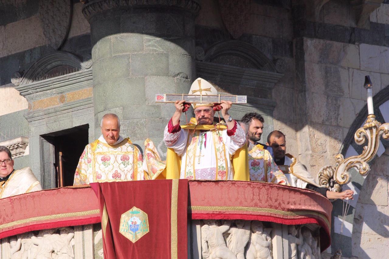 Il vescovo Franco Agostinelli ha officiato l'ultima Ostensione del Sacro cingolo dal pulpito di Donatello (foto Batavia)
