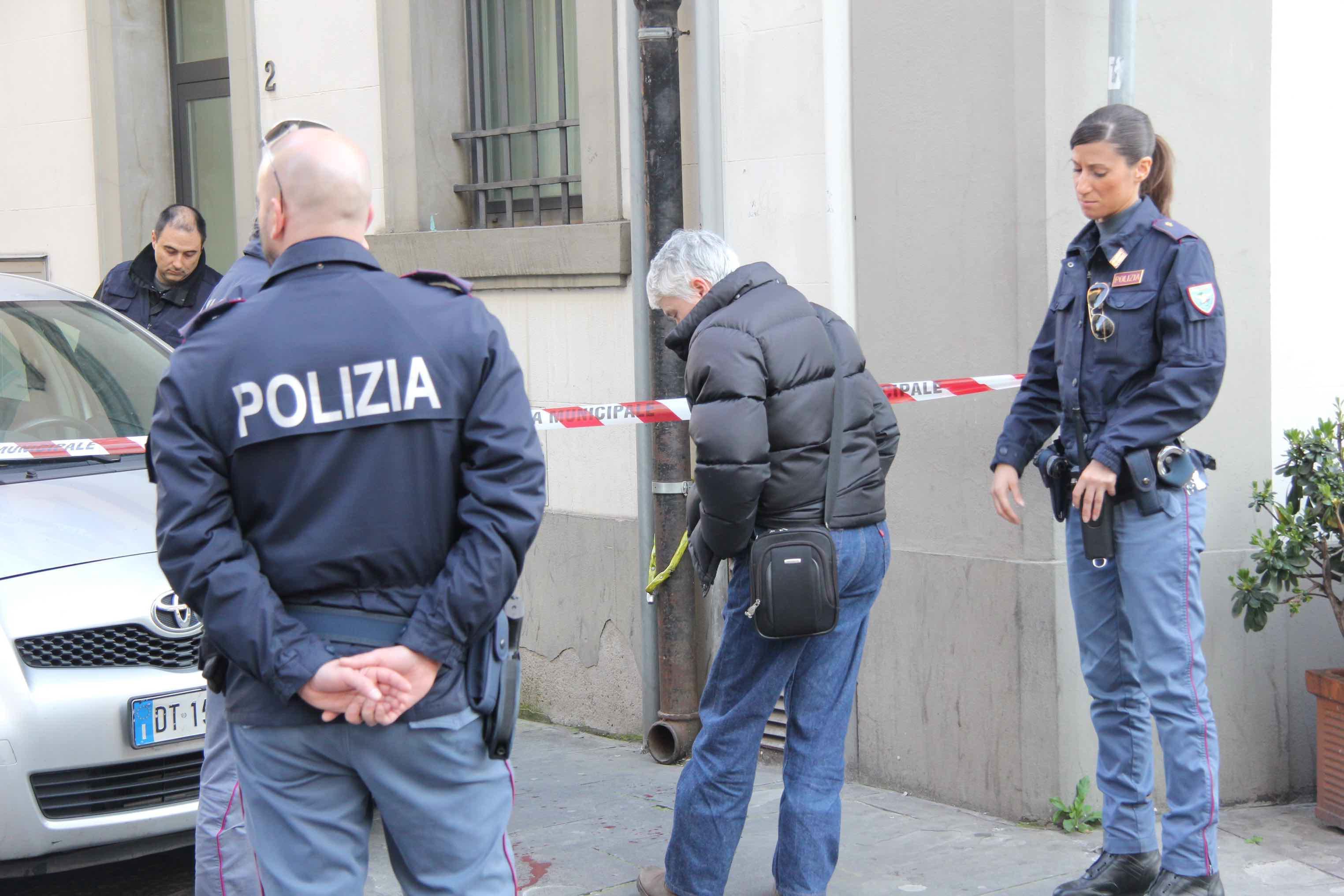 I rilievi della polizia dopo un accoltellamento (archivio)