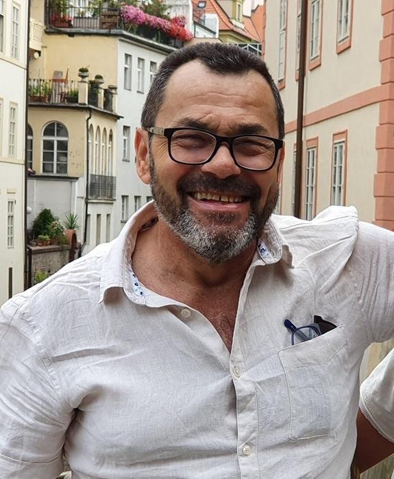 Malore a 59 anni, muore noto gommista