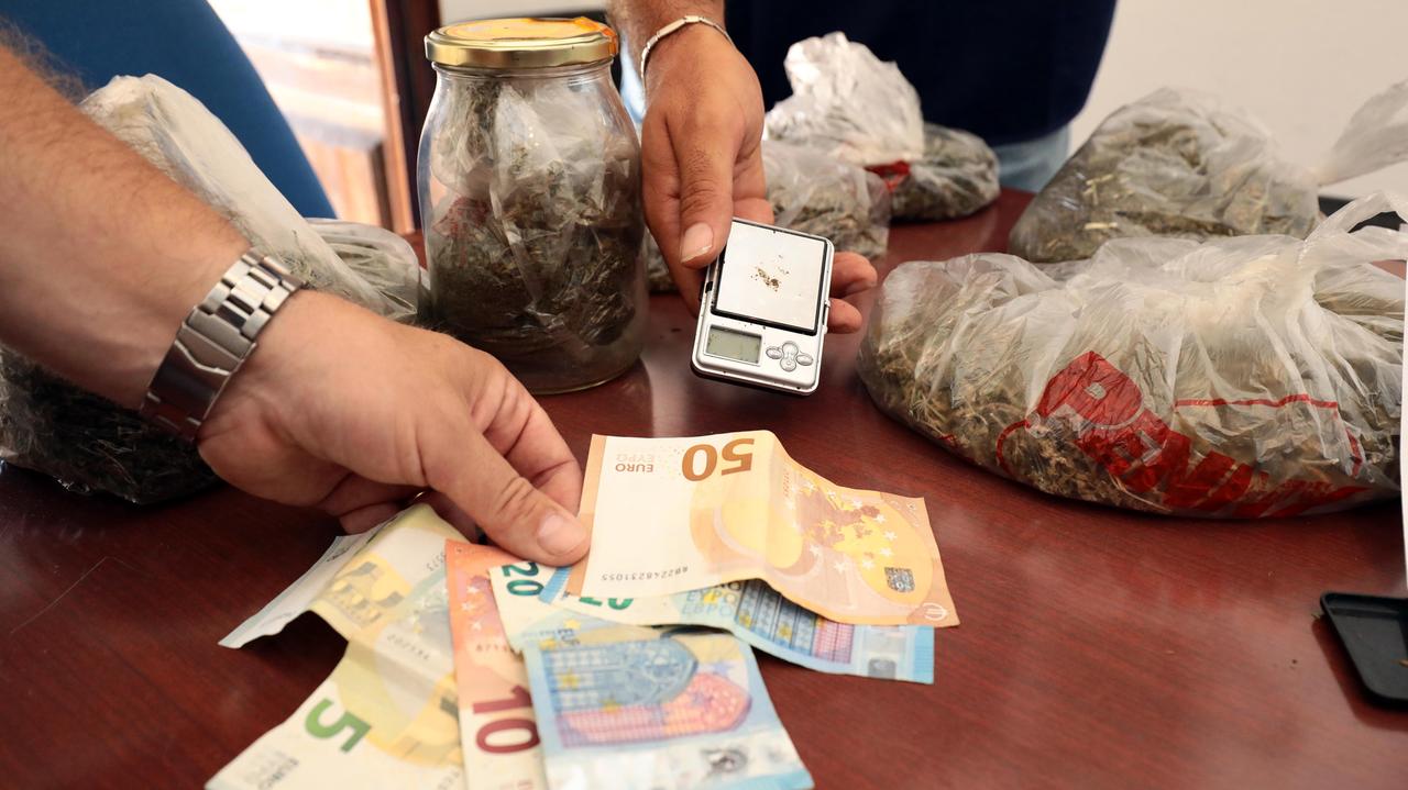 Un sequestro di marijuana (archivio)