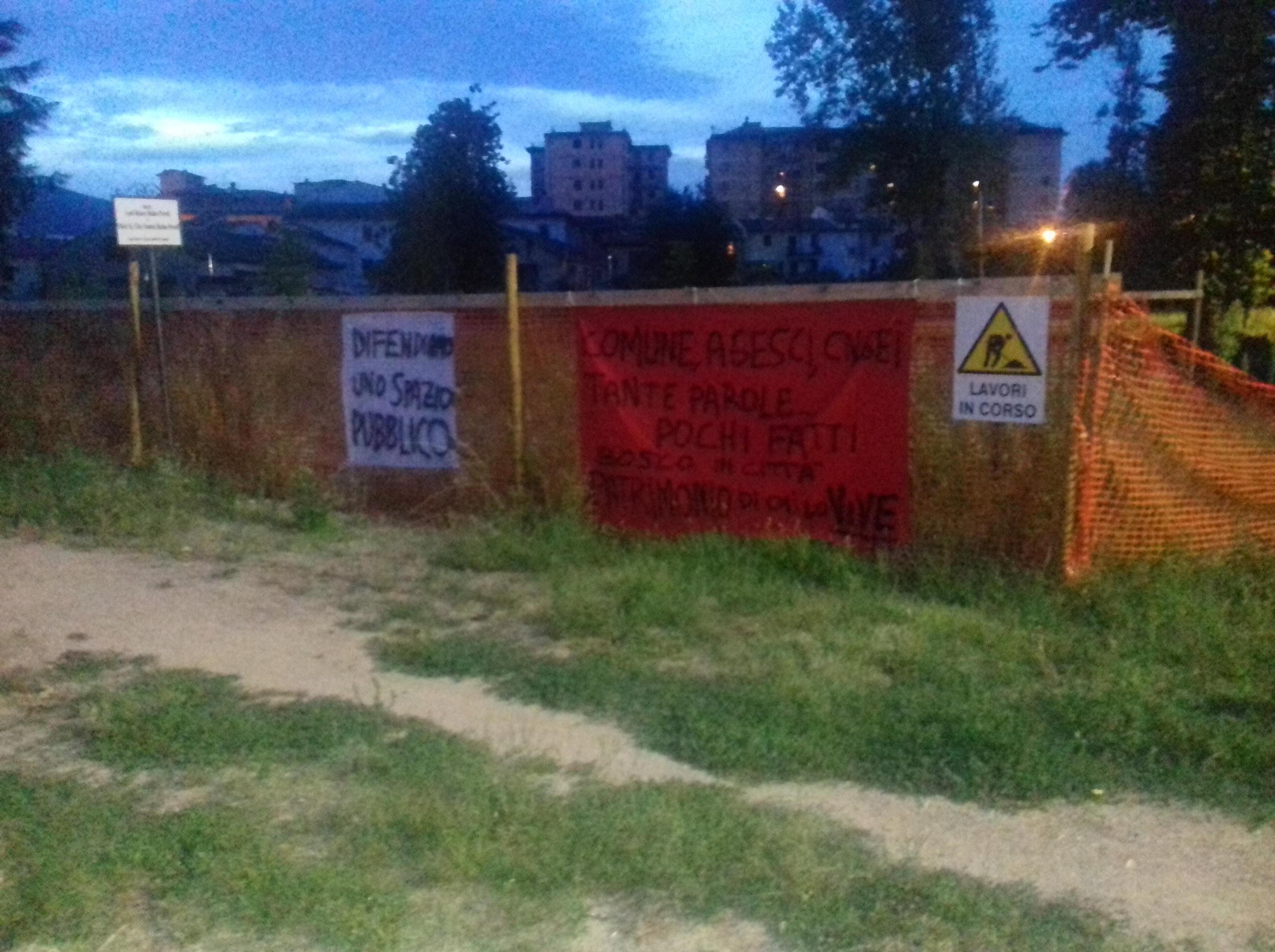 Panchine rotte, cestini divelti, erba alta: ecco com’è ridotto il “Bosco in città” 