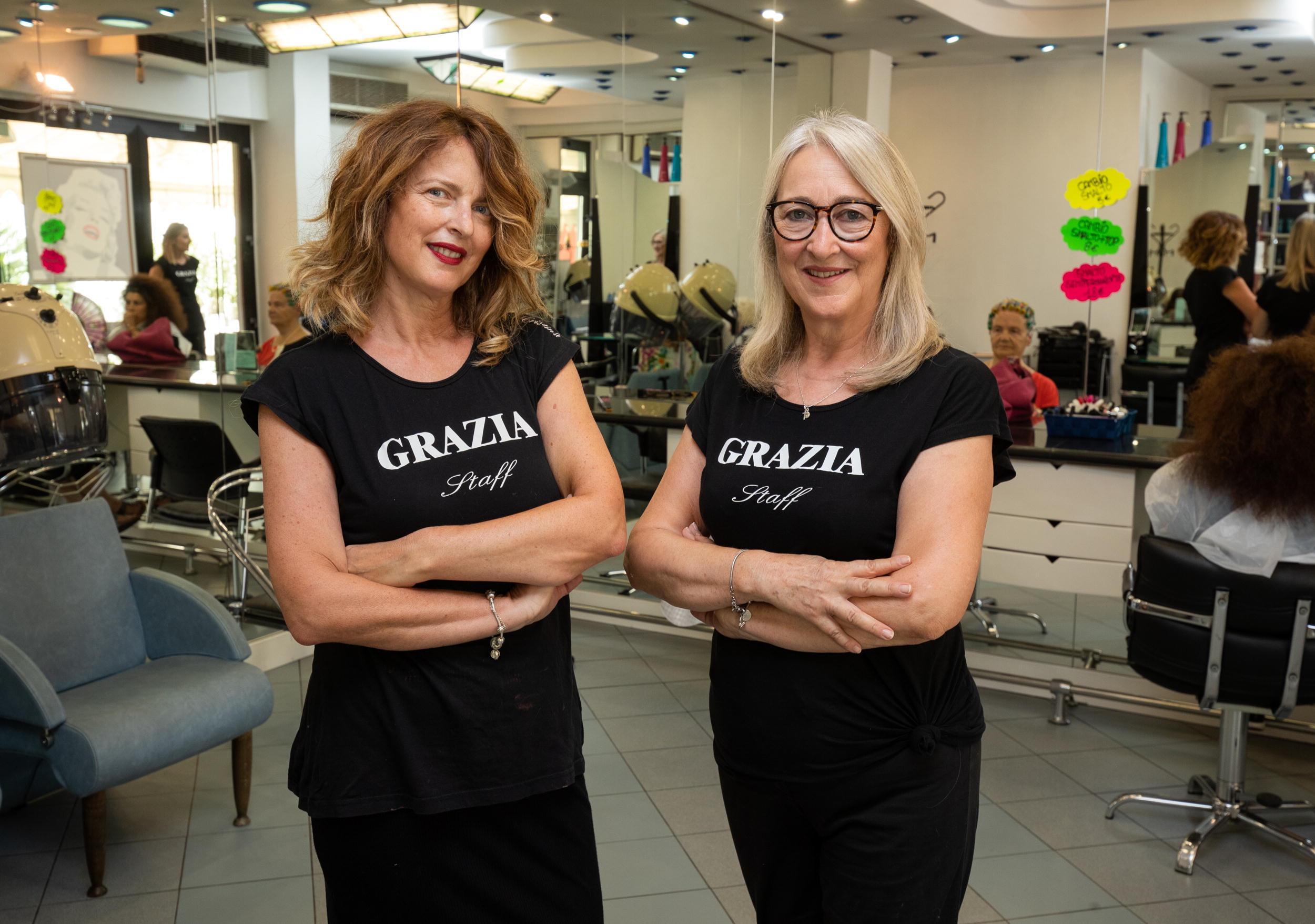 Cristina e Grazia Vanni nel loro salone in via Pistoiese a Montecatini (Foto Nucci)