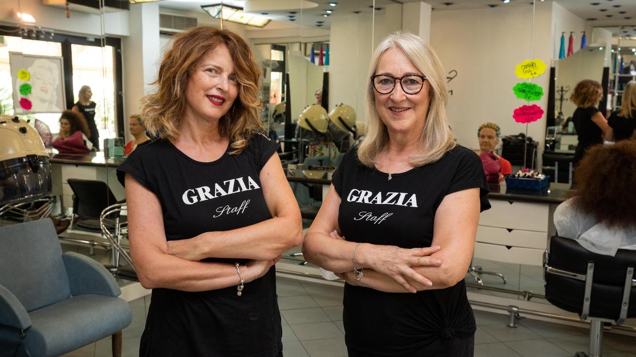Cristina e Grazia Vanni nel loro salone in via Pistoiese a Montecatini (Foto Nucci)