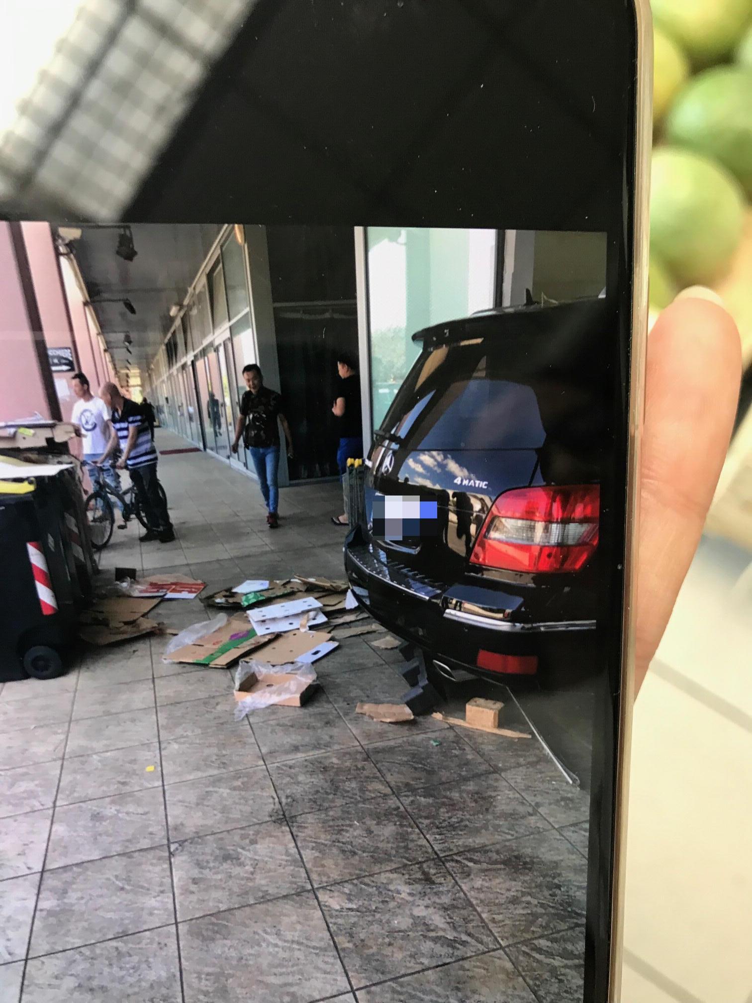 L'auto dentro il negozio di frutta e verdura (foto Batavia)
