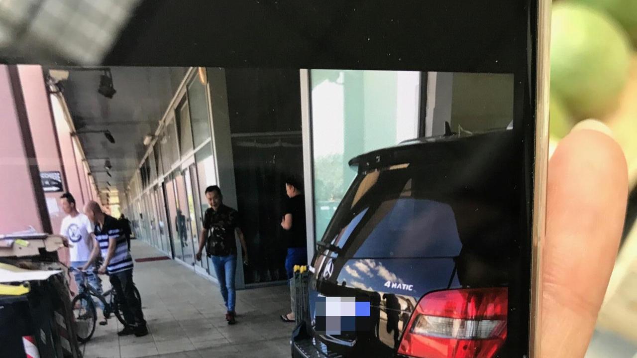 L'auto dentro il negozio di frutta e verdura (foto Batavia)