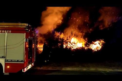 L'incendio scoppiato a Pozzarello per la caduta di un palo della luce