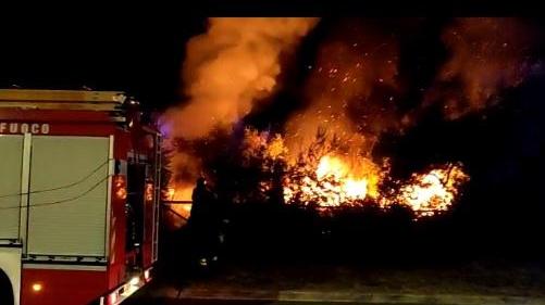 L'incendio scoppiato a Pozzarello per la caduta di un palo della luce