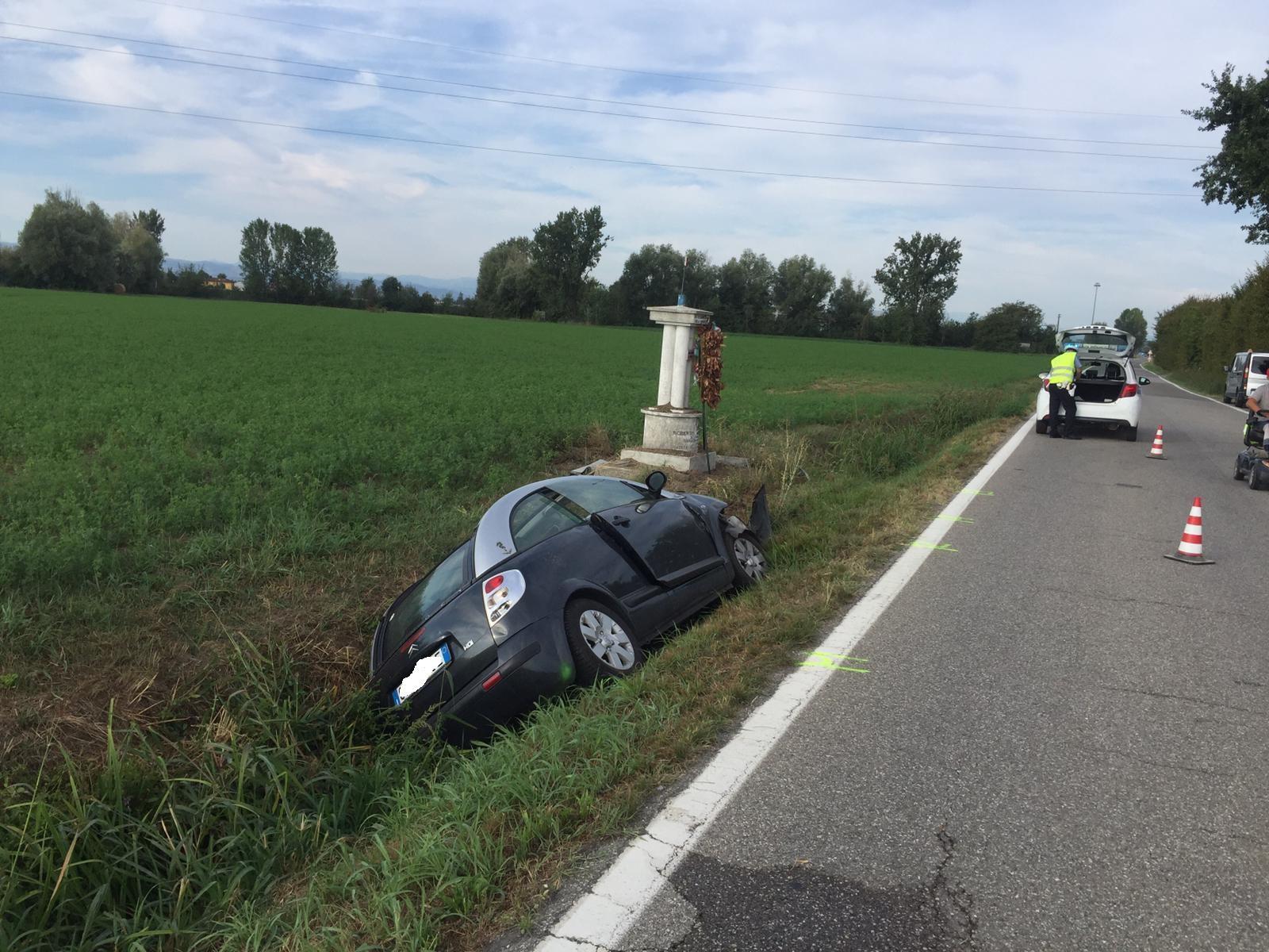 Castelfranco, auto fuori strada: muore 59enne