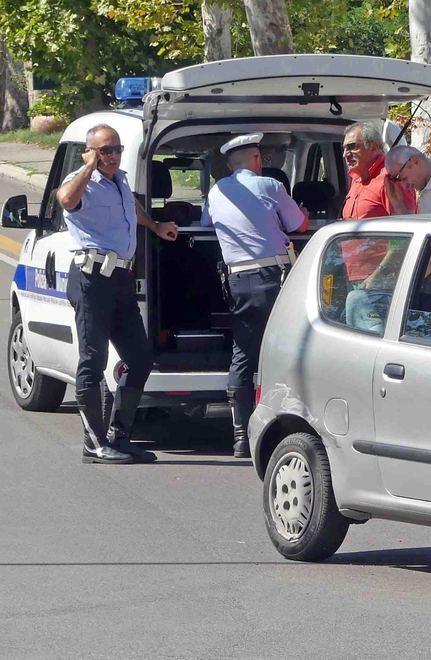 Speronata alla rotonda da un pirata della strada. "Un boato poi il testacoda" 