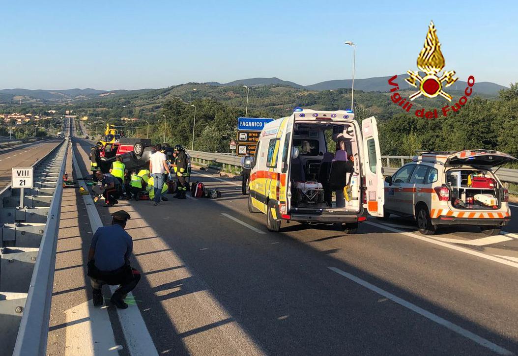 Auto si ribalta, gravi padre e figlia tredicenne