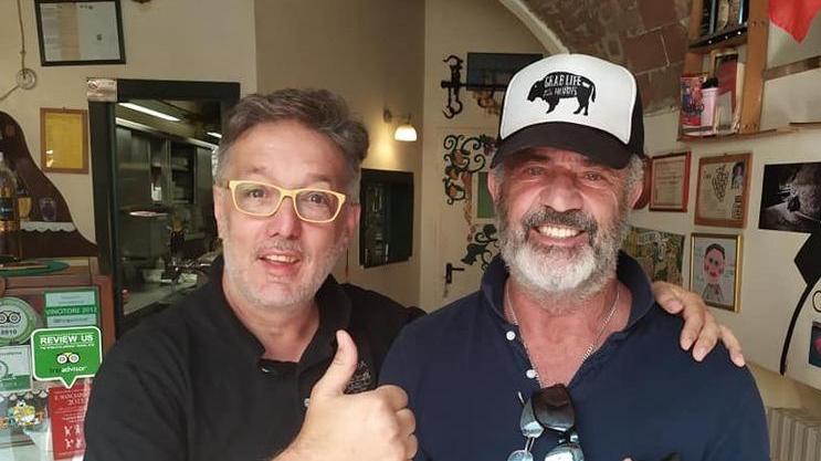 Mel Gibson con il titolare dell'osteria La Pace di Volterra