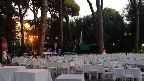 Caos, proteste e botte al party di Ferragosto in Versiliana