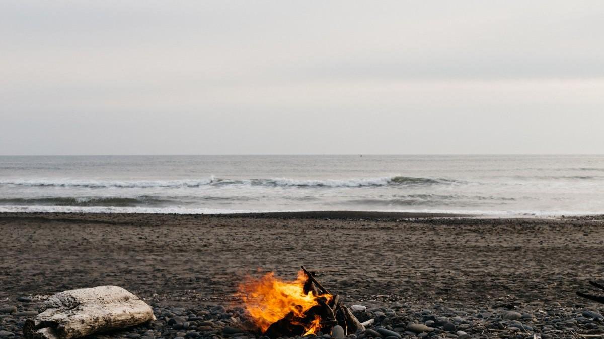 «Noi controlliamo ma con poche forze». Così i falò in spiaggia non sono sanzionati