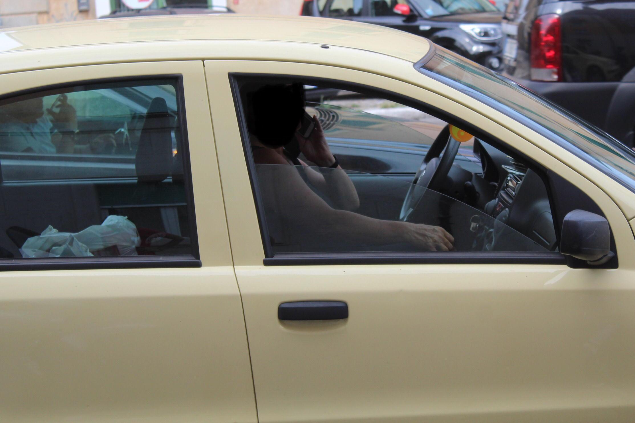Telefonini al volante, c'è chi le multe le fa