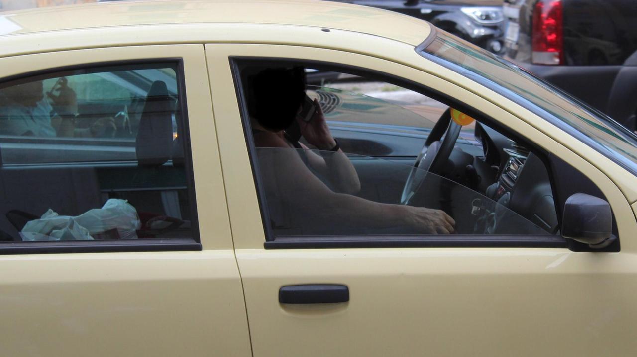 Telefonini al volante, c'è chi le multe le fa