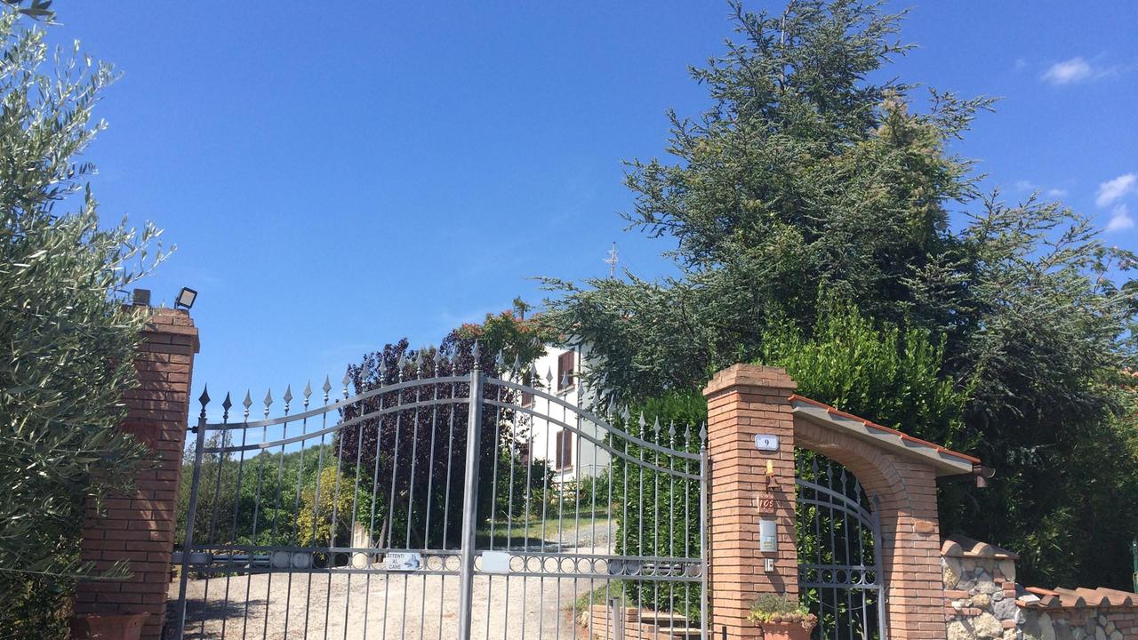 Smurano le inferriate con il cric dell’auto e rubano a casa del patron del Malandrone