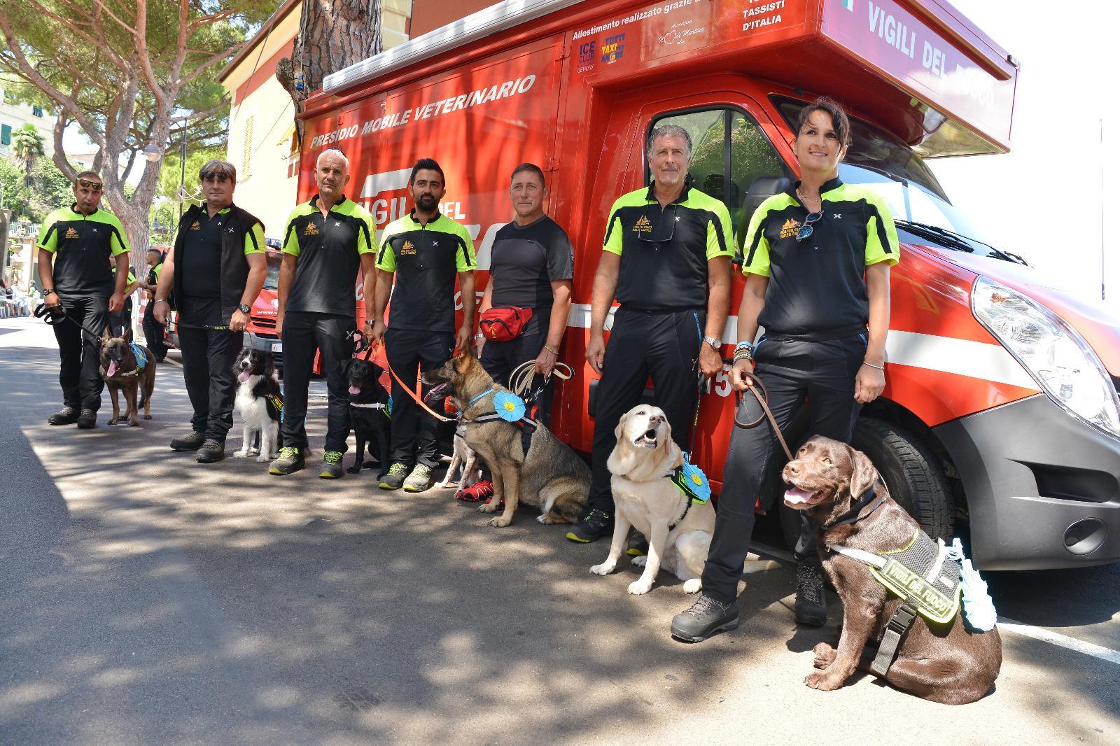 I cani dei vigili del fuoco premiati a San Rocco di Camogli