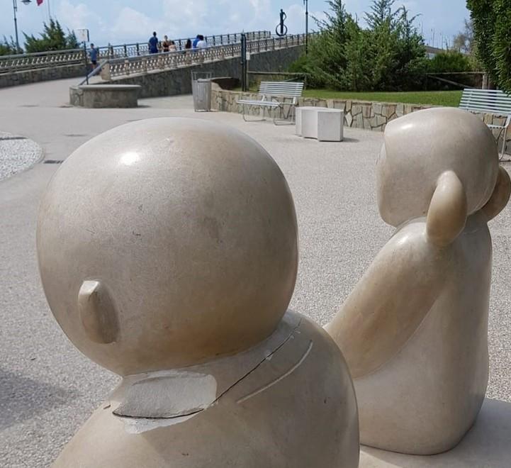 Quasi decapitata la scultura davanti al pontile di Tonfano