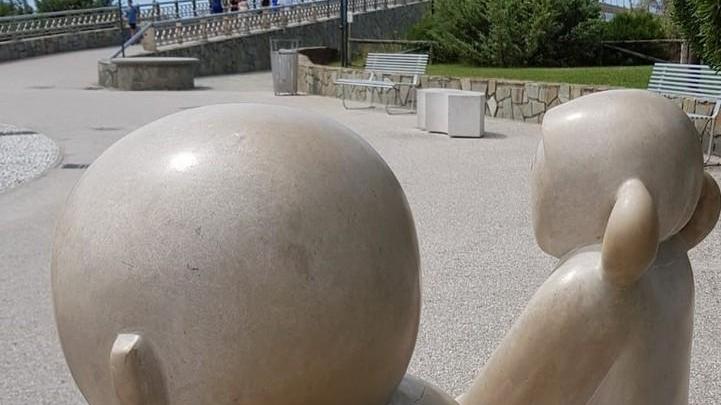 Quasi decapitata la scultura davanti al pontile di Tonfano