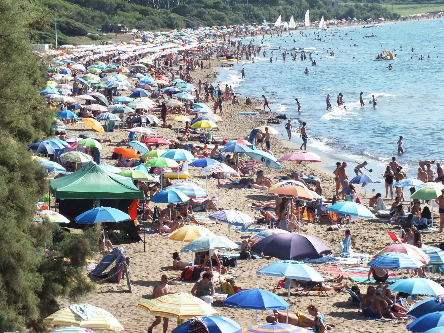 La spiaggia di Baratti a Ferragosto