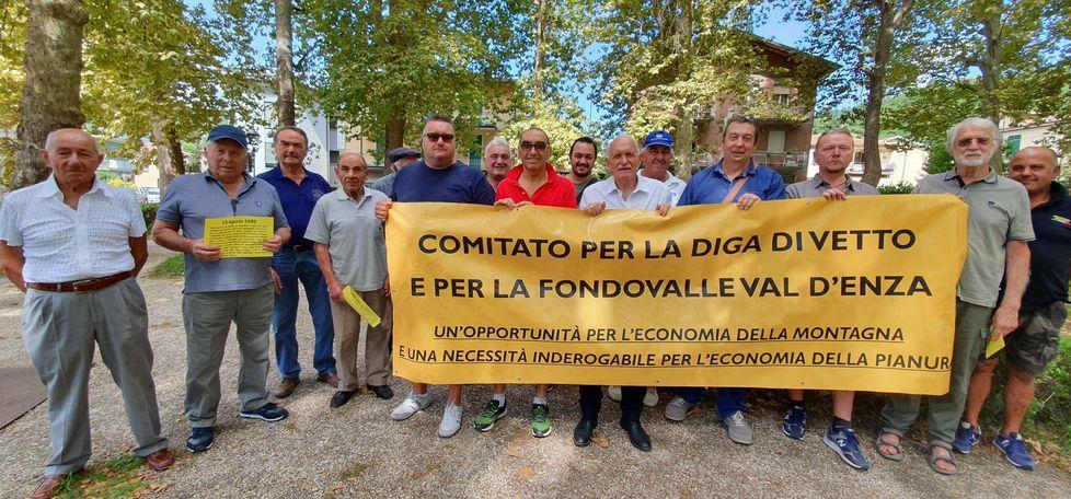 Lo striscione di protesta dei sostenitori della diga a Vetto