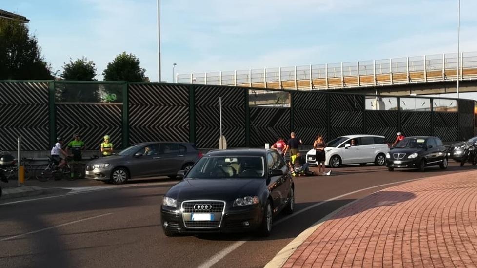 Modena, travolto da auto in rotatoria, cicloamatore gravissimo 