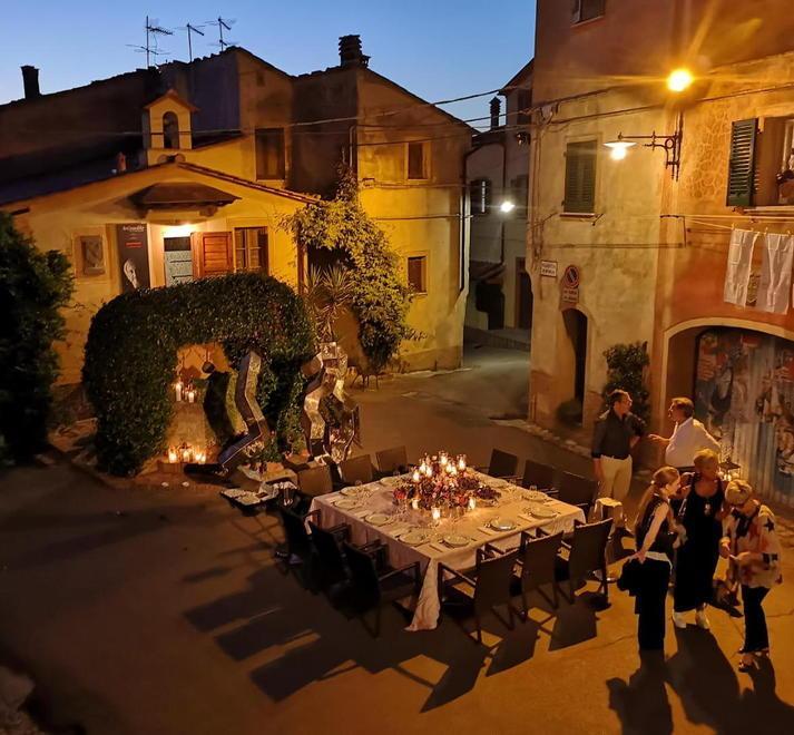 Un'immagine della serata organizzata la sera di Ferragosto nel borgo di Lajatico per presentare l’iniziativa