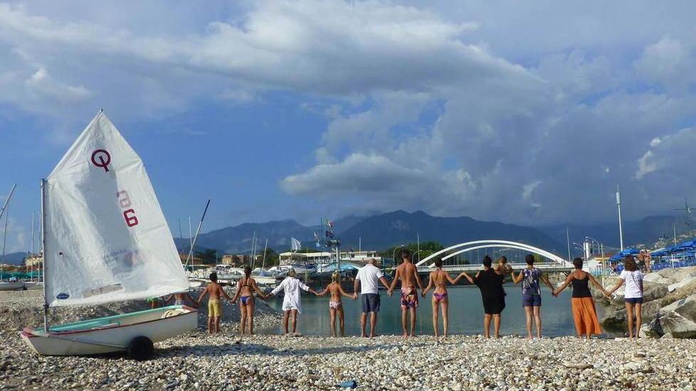 Foce del Frigido ostruita Il flash mob dei velisti