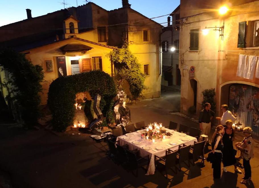 Metti una sera a cena nel borgo con la piazzetta tutta per noi 