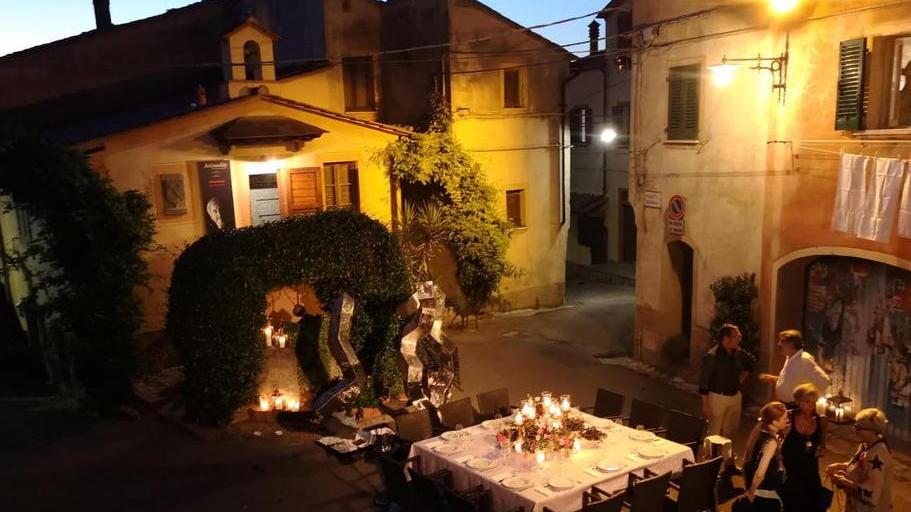 Metti una sera a cena nel borgo con la piazzetta tutta per noi