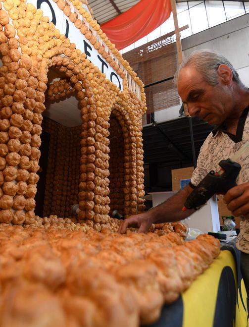 Torna il “dolcione”-record Dodici metri fatti di bignè e dedicati a Leonardo