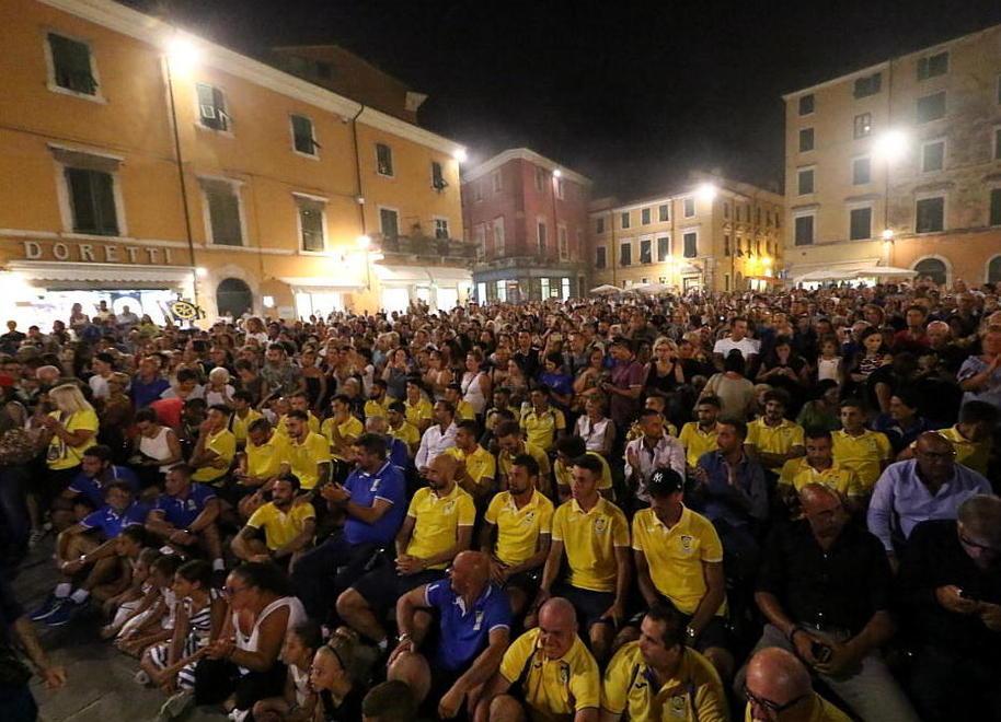 Nella notte bianca della città l’azzurro della Carrarese 
