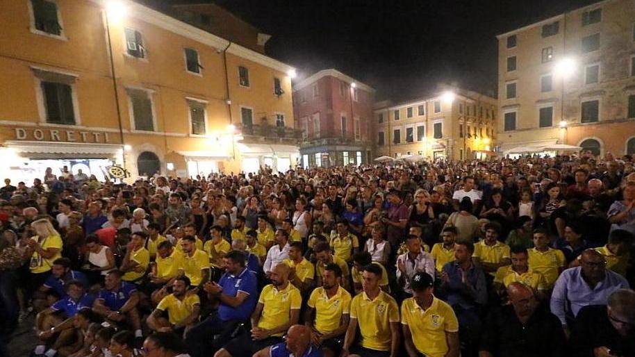 Nella notte bianca della città l’azzurro della Carrarese