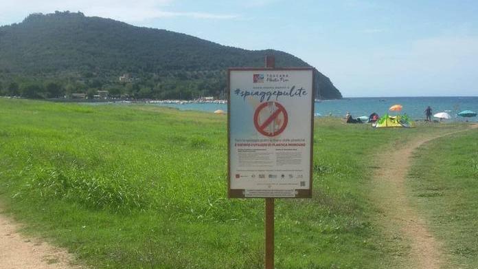 Spiagge, divieti e regole installati i cartelli agli ingressi principali