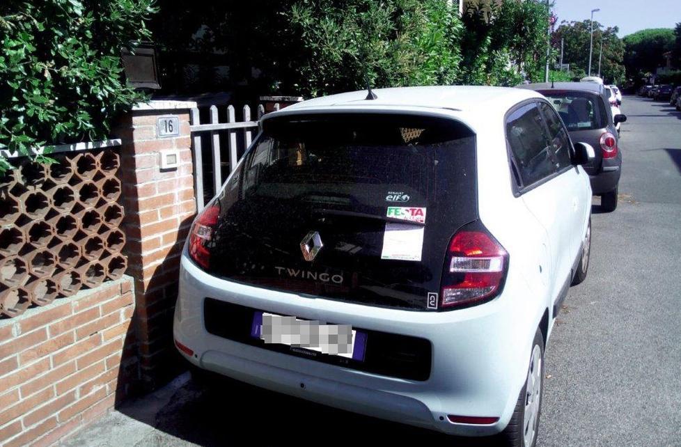 L’auto blocca il cancellino La “vendetta” su Facebook