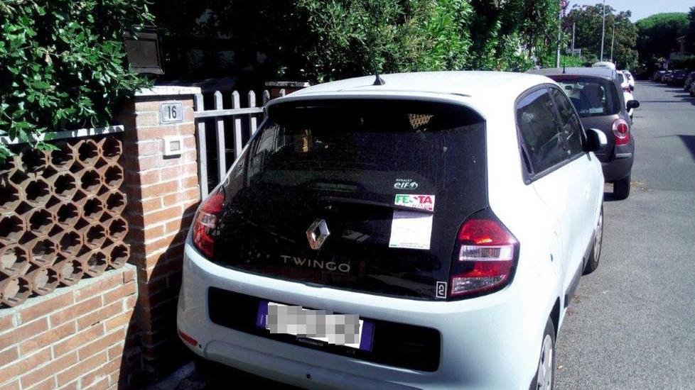 L’auto blocca il cancellino La “vendetta” su Facebook