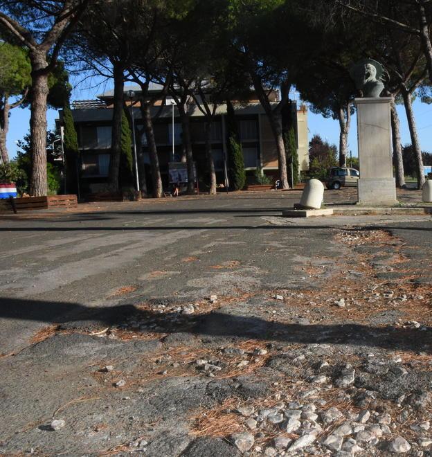 Piazzale Donatello è ormai una gruviera «Che vergogna» 
