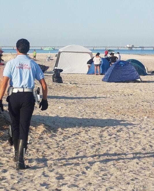 Auto in sosta dappertutto 89 multe alle Spiagge Bianche 