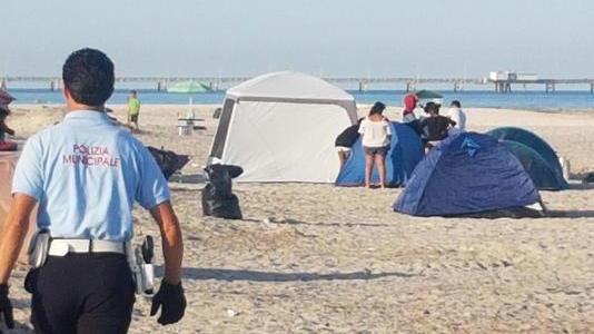 Auto in sosta dappertutto 89 multe alle Spiagge Bianche