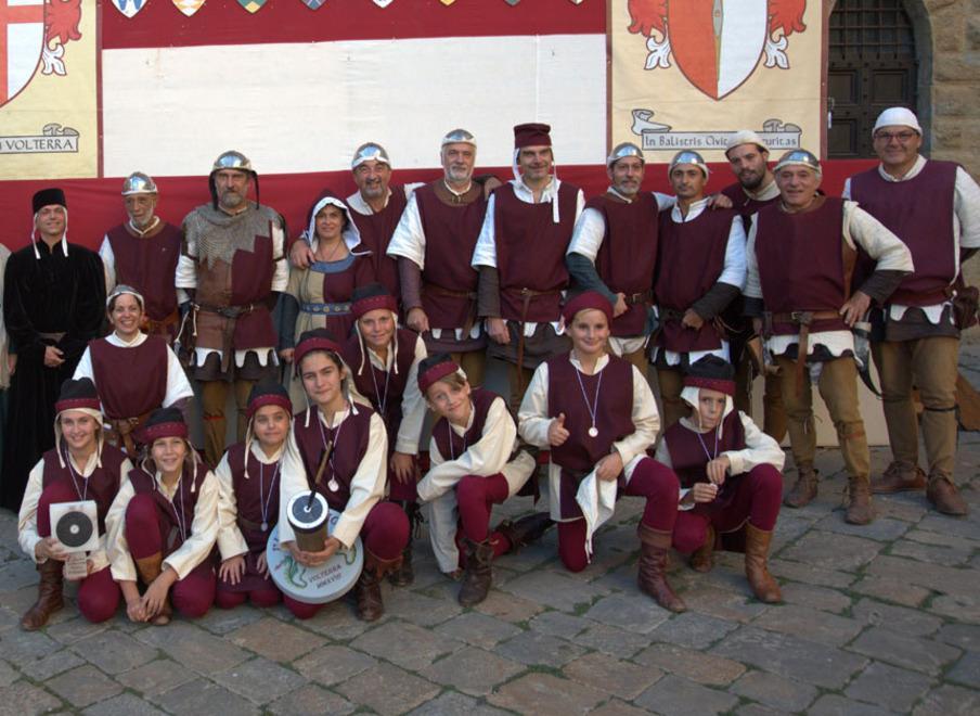 Tecnica, show e precisione i balestrieri invadono la piazza 
