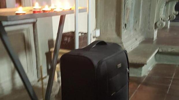 Trolley abbandonato vicino all’altare: scatta l’allarme bomba