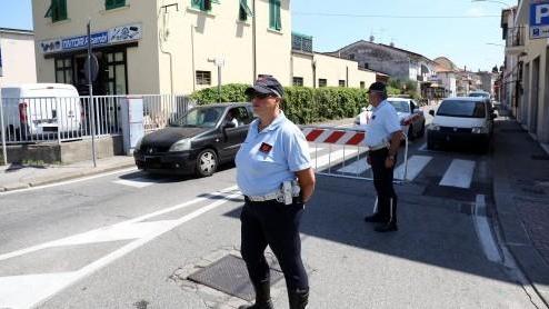 Parcheggia sul marciapiede e manda all’ospedale un agente