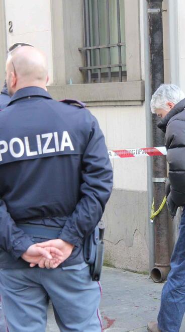 Accoltellato sul marciapiede: è gravissimo 
