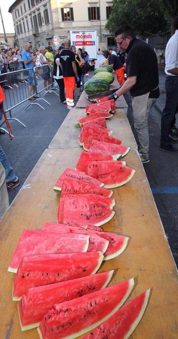 Ferragosto a due volti L’ostensione dal pulpito e la distribuzione dei cocomeri in strada 