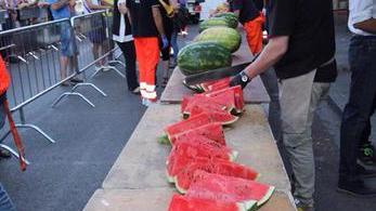 Ferragosto a due volti L’ostensione dal pulpito e la distribuzione dei cocomeri in strada