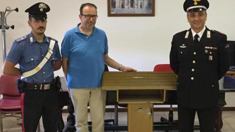 Distraggono la perpetua e rubano il mobile delle offerte