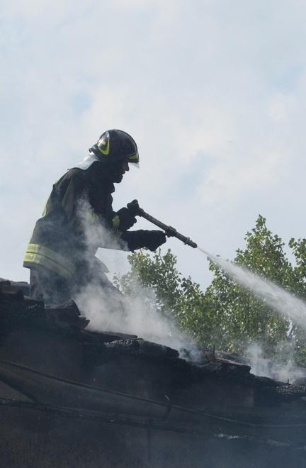 Pranzo di Ferragosto Un incendio sul tetto si propaga e devasta anche un’altra casa 