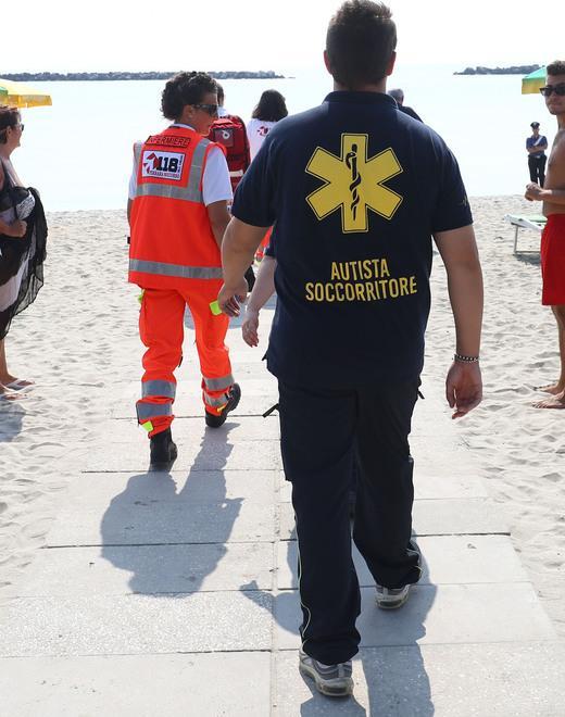 Rischia di annegare Giovane soccorso dagli altri bagnanti