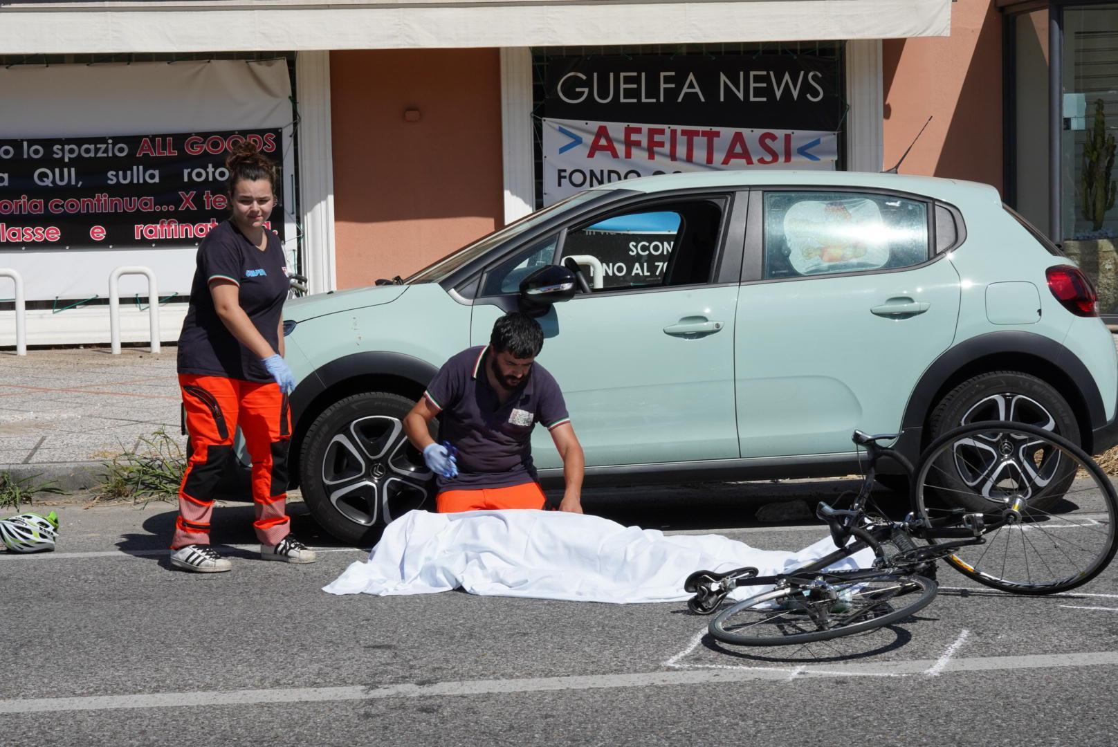 Il corpo senza vita del pensionato coperto da un lenzuolo bianco (foto: Franco Silvi)