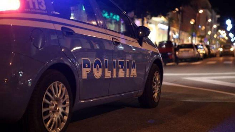 Picchia in strada la moglie con un mazzo di chiavi: arrestato